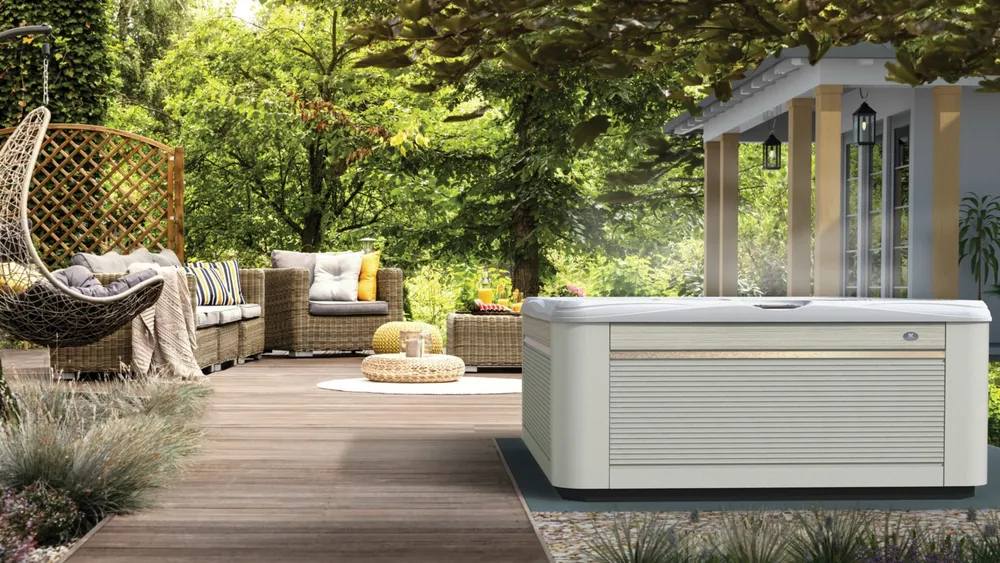 Spa Caldera sur une terrasse en Bois à Nantes