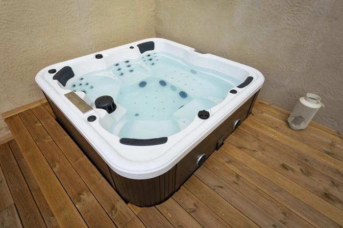 Présentation d'un spa en intérieur vendu par Caldera
