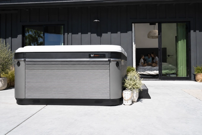 Les spas de la gamme Utopia sur une terrasse ensoleillé