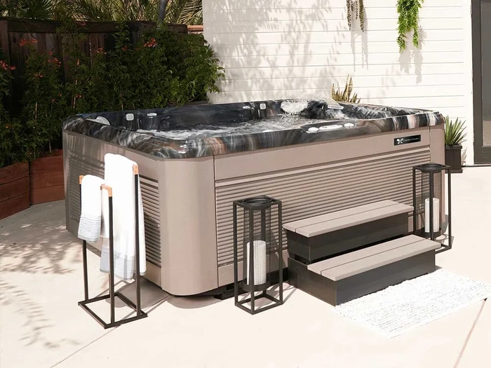Un Spas de la marque Caldera spécialement ammenagé dans la décoration de la terrasse