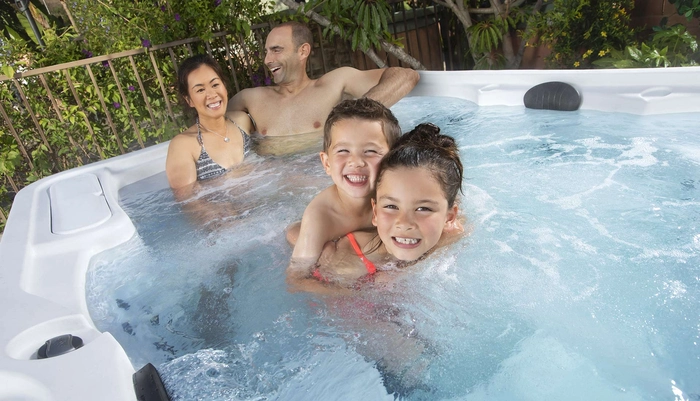 Une famille profitant du spas installé par Caldera